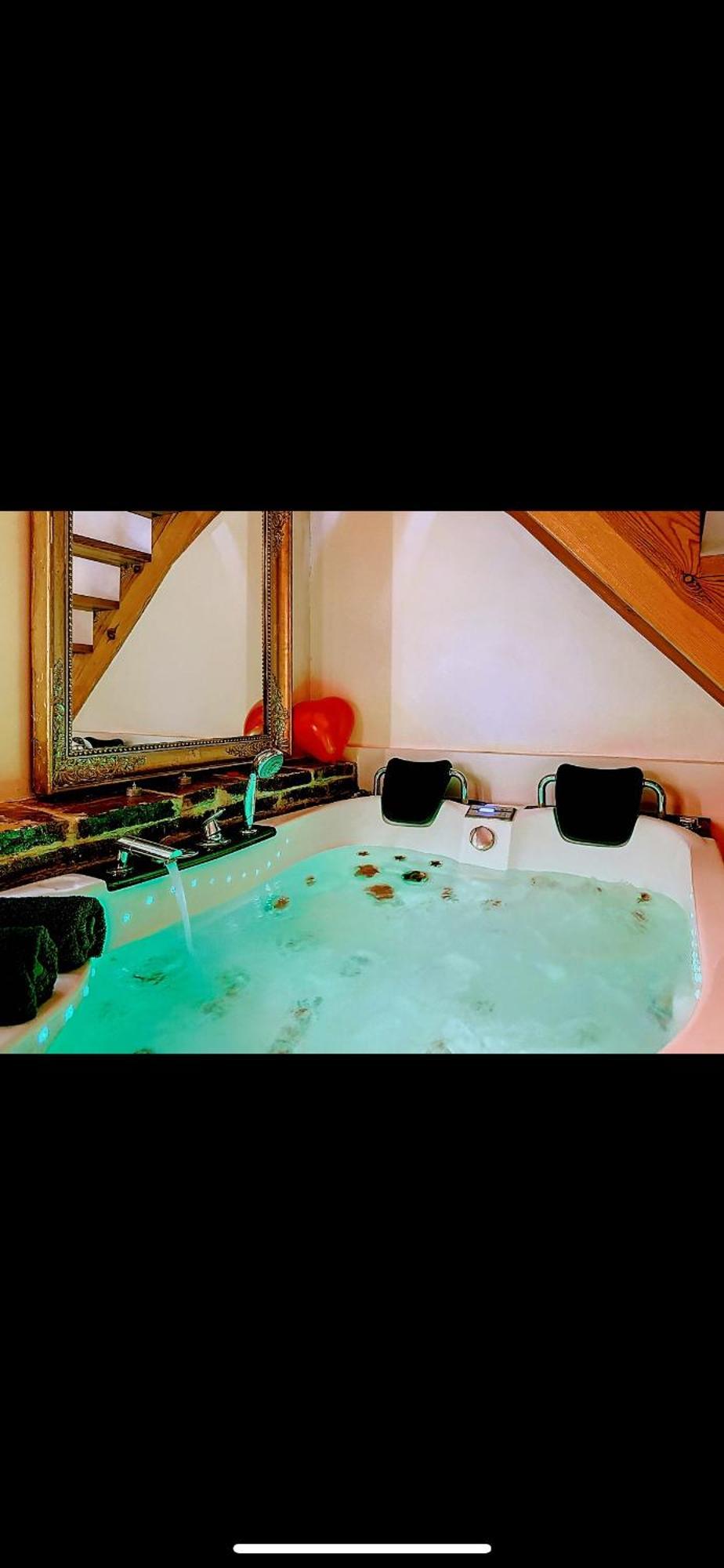 L'Antre Vue - Jacuzzi Au Chateau Belberaud Eksteriør bilde